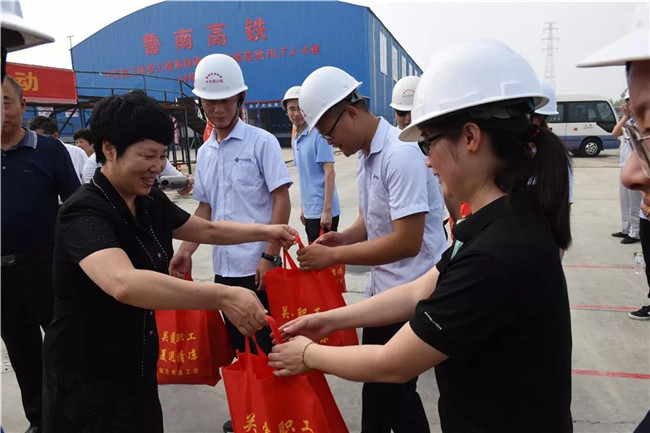 高温送清凉，市总工会走访慰问户外一线职工