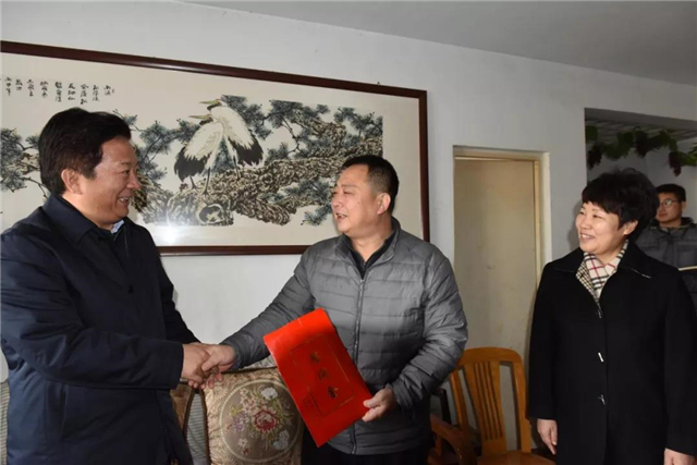 郑德雁走访慰问困难企业和困难职工